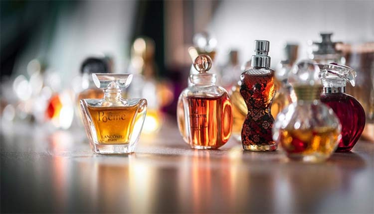 عطر-و-اسانس | فروشگاه عطر محمد عطر بخشی جدایی ناپذیر از شخصیت فرد مورد بررسی قرار گرفته است در این متن با عطر و اسانس آشنا می شوید .