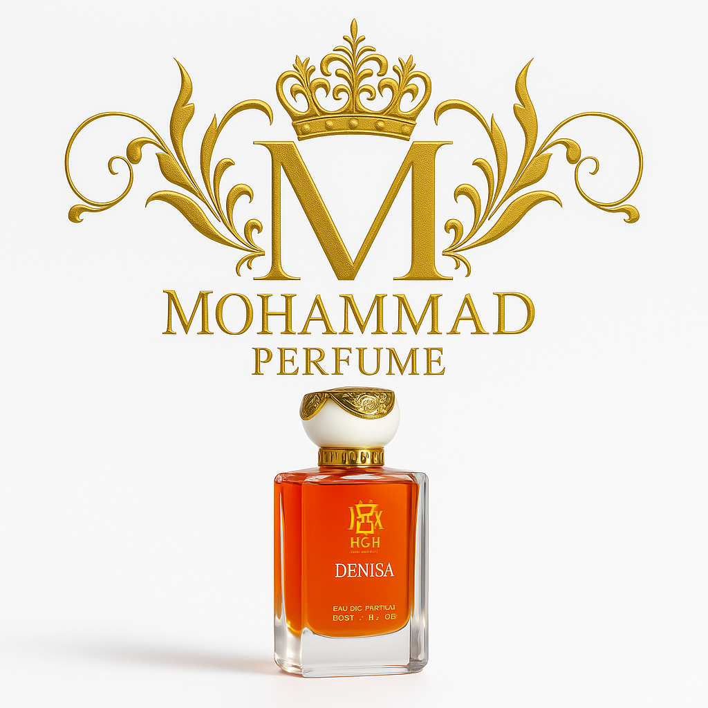 بطری عطر DENISA با طراحی مینیمال روی زمینه سفید، لوگوی طلایی محمد در بالا، و نت‌های رایحه شامل ترنج، گل یلانگ، شکوفه پرتقال، گل سوسن، وانیل، چوب صندل سفید و کهربا به صورت المان‌های بصری لوکس و هنری در کنار بطری